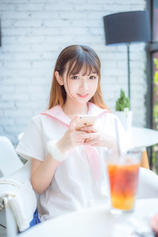 就这么望著吧，直到把浮世望成眼睫上的尘埃。如果，子夜想醉，有什么比叹息更畅怀的?子夜想歌，有什么比忘川之水更能断愁?——三毛